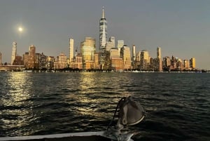 Закат и вечерняя водная прогулка с музыкой в Нью-Йорке