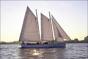 NYC: Zeil bij zonsondergang aan boord van Schooner Adirondack