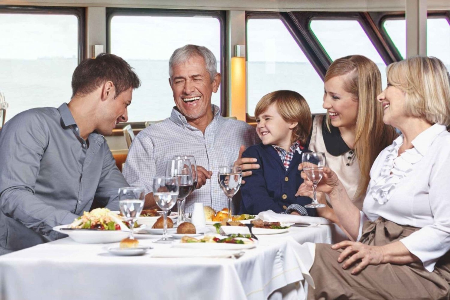 NYC: Crucero por el puerto con buffet de Acción de Gracias