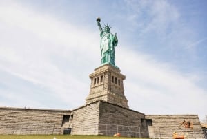 NYC: Wall Street Tour with 9/11 Memorial and Statue Ferry