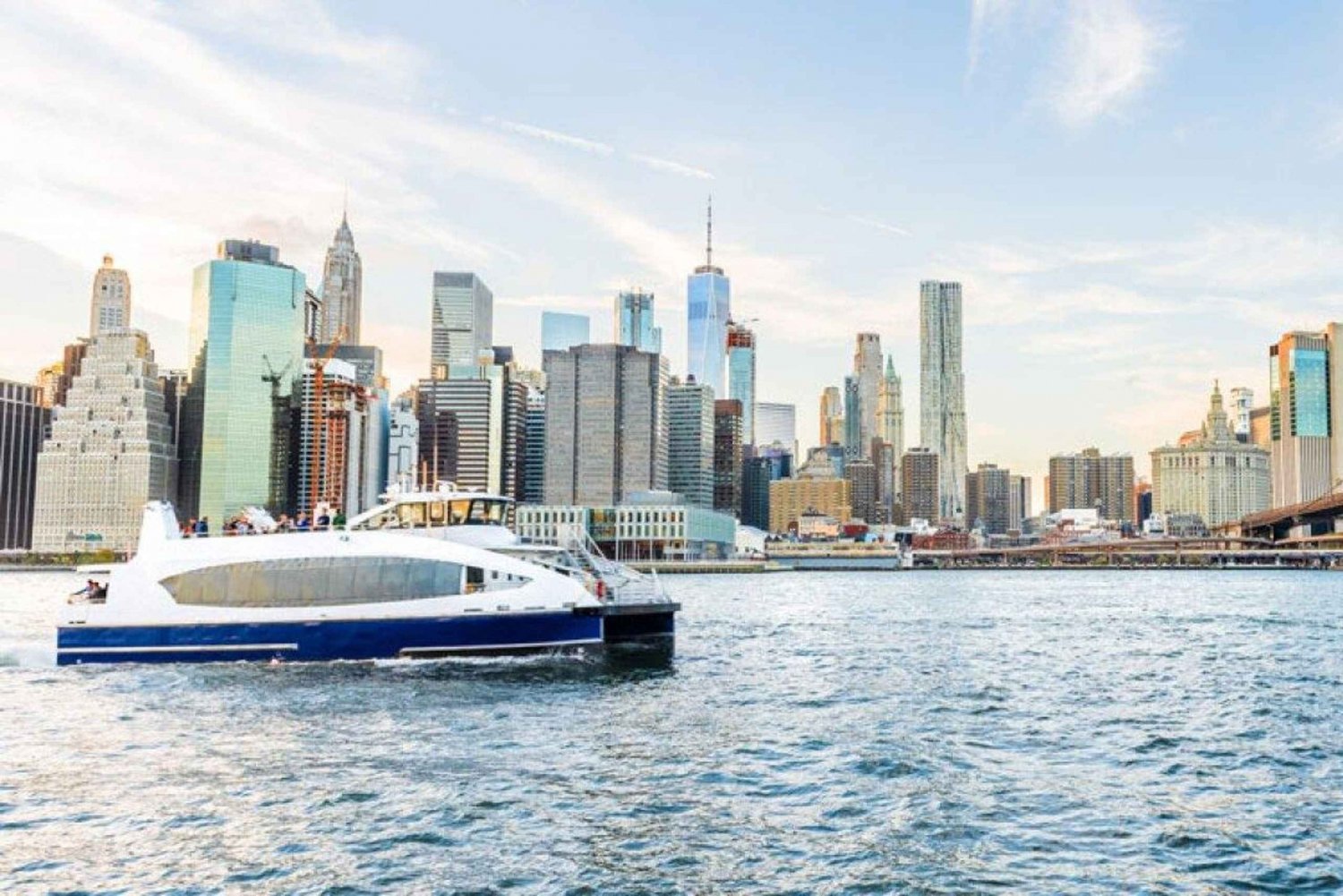 Panoramisch uitzicht op New York door de lucht, over het water en over land