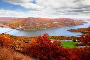 Privat helikoptertur over Hudson Valley i høstløvskogen