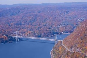 Privat helikoptertur over Hudson Valley i høstløvskogen