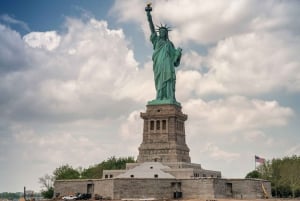 Billet pour la Statue de la Liberté et Ellis Island + visite guidée en application