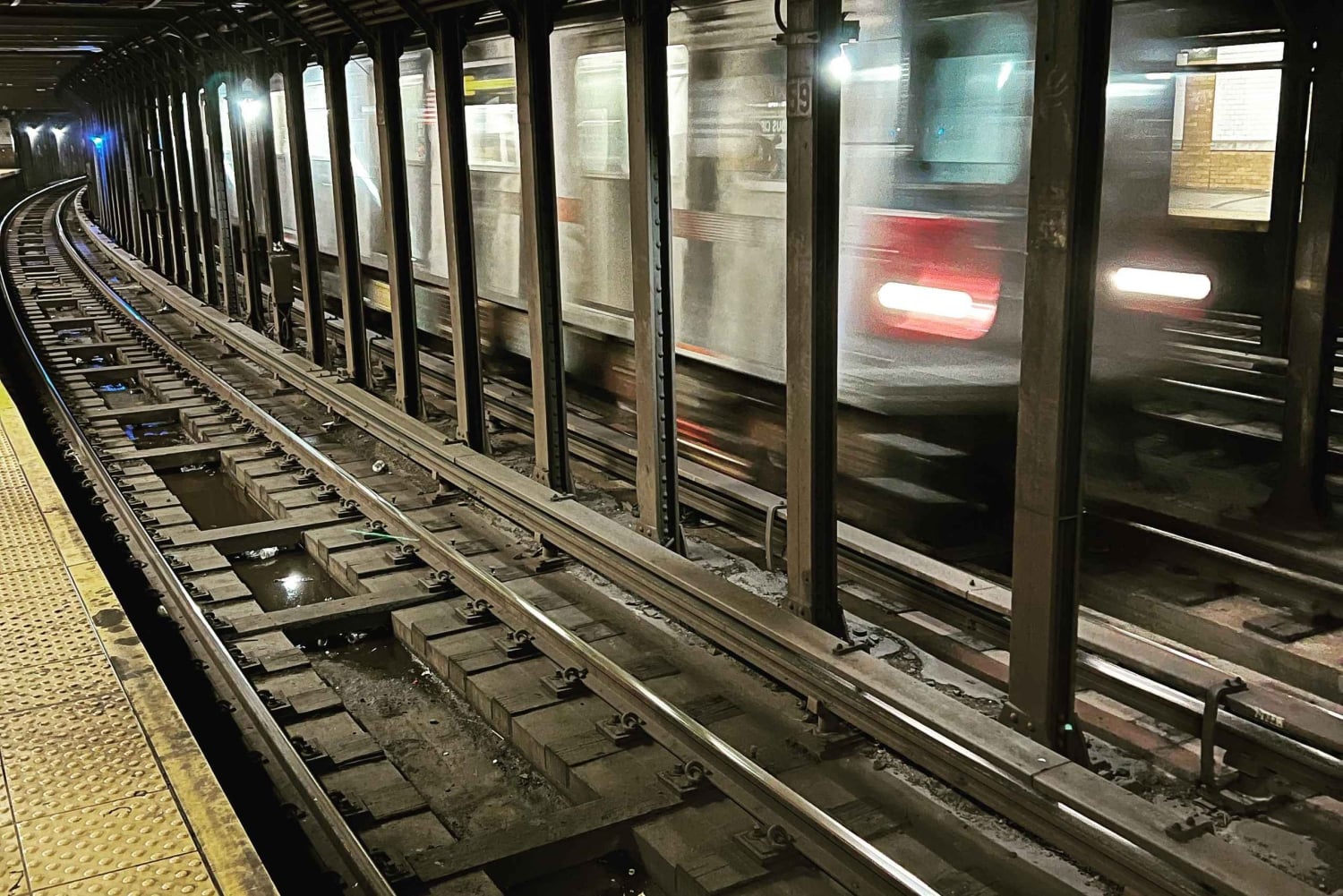 Underjordisk tur i New Yorks undergrundsbane