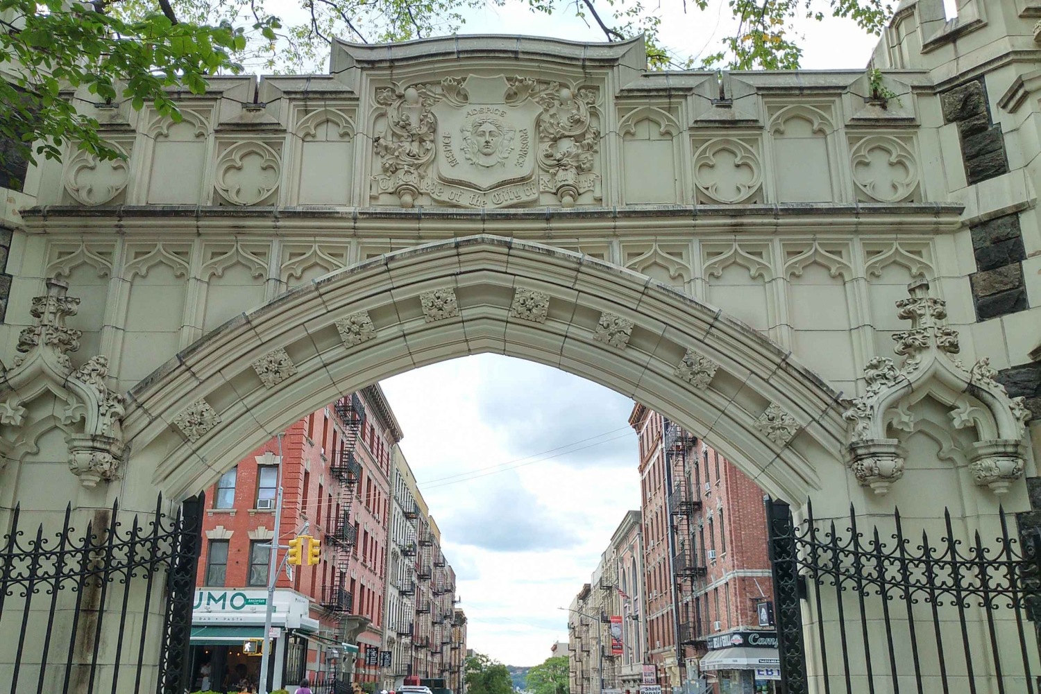 Западный Гарлем: церковная служба Евангелия и воскресная прогулка