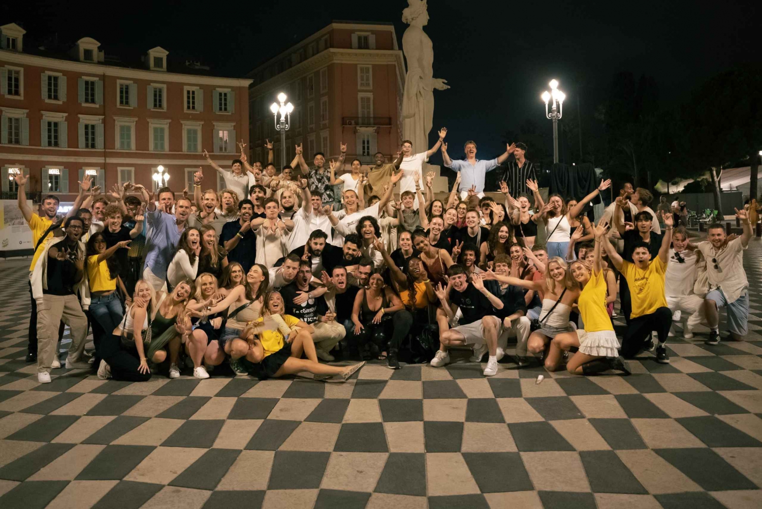 Nice: 4 Bars Party Pub Crawl + VIP Club Entry & 5 Free Shots