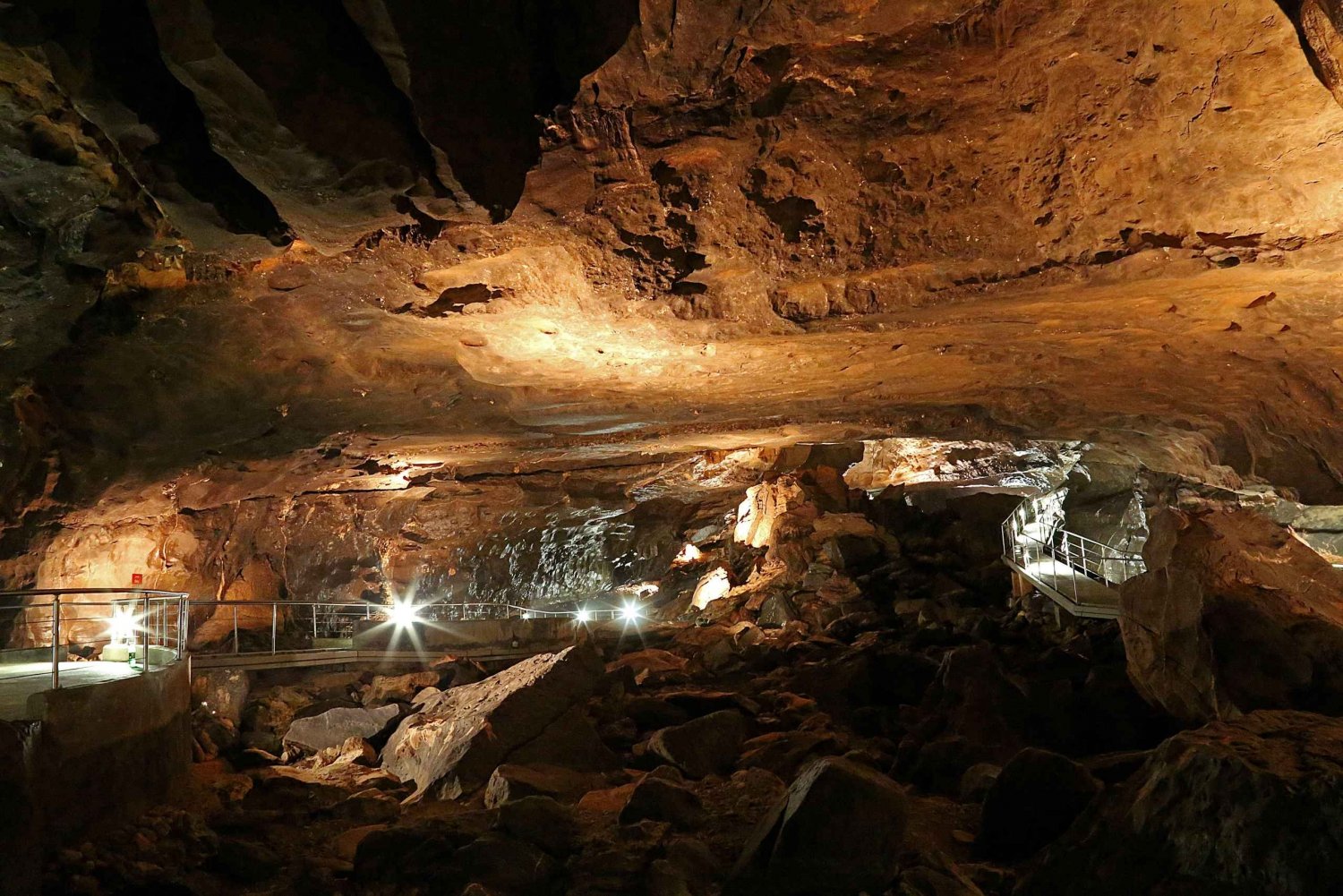 Al Hoota-grottan