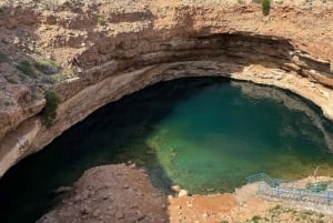 Muscatista: Yksityinen Wadi Shab ja Bimmah SinkHole -kierros