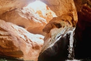 Desde Mascate:Excursión privada a Wadi Shab y Bimmah SinkHole
