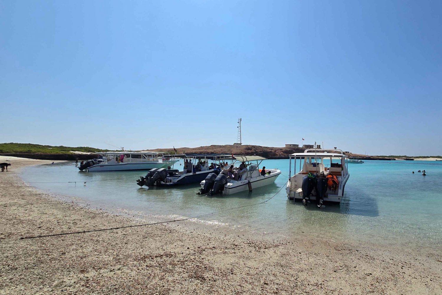 Muscat: Daymaniat Islands Boat Trip with Snorkelling