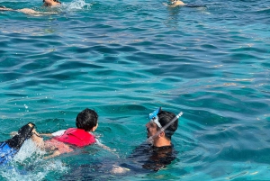 Mascate: Passeio de barco pelas ilhas Daymaniat com mergulho com snorkel