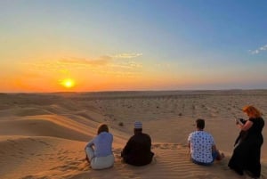 Pustynne safari - zachód słońca - na pustyni Empty Quarter