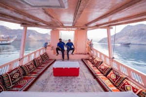 Transfer von Dubai nach Khasab mit ganztägiger Dhow-Kreuzfahrt und Mittagessen