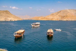 Transfer von Dubai nach Khasab mit ganztägiger Dhow-Kreuzfahrt und Mittagessen