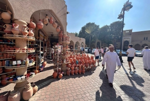 Erkunde das Nizwa Fort und den Souq