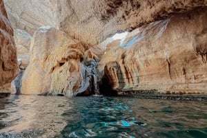 Esplora Wadi Shab: escursione e nuoto in paradiso