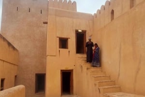 Desde Muscat: tour histórico guiado por Nizwa y Al Hamra