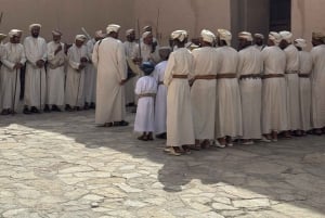 Från Muscat: Nizwa Fort, Souq, falaj & Museum Dagsutflykt