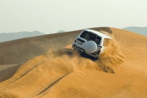 Muscatista: Pohjoiset dyynit ja Wadi Hot Spring Tour lounaalla