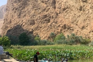 Muscat: Heldagstur med lunsj i Wadi Shab og synkehullet i Bimmah