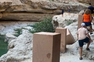 Muscat: Heldagstur med lunsj i Wadi Shab og synkehullet i Bimmah