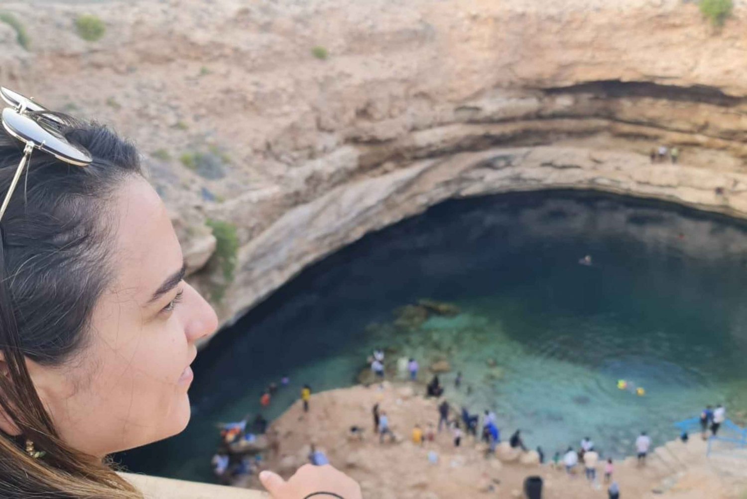 Fra Muscat: Wadi Shab Adventure, Sinkhole & Fins Beach