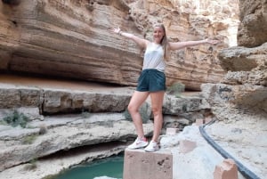 Fra Muscat: Wadi Shab Adventure, Sinkhole & Fins Beach