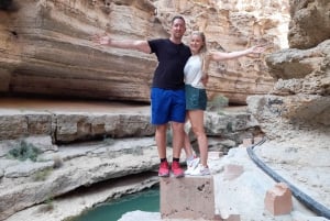 Fra Muscat: Wadi Shab Adventure, Sinkhole & Fins Beach