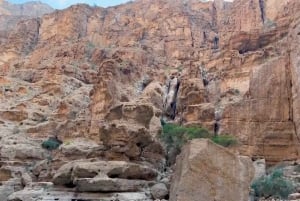 Fra Muscat: Wadi Shab Adventure, Sinkhole & Fins Beach