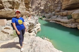 Fra Muscat: Wadi Shab Adventure, Sinkhole & Fins Beach