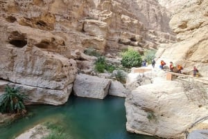 Fra Muscat: Wadi Shab Adventure, Sinkhole & Fins Beach