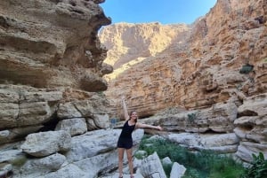 Fra Muscat: Wadi Shab Adventure, Sinkhole & Fins Beach