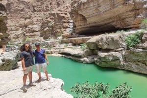 Fra Muscat: Wadi Shab Adventure, Sinkhole & Fins Beach