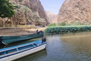 Fra Muscat: Wadi Shab Adventure, Sinkhole & Fins Beach