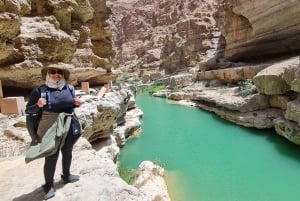 Fra Muscat: Wadi Shab Adventure, Sinkhole & Fins Beach