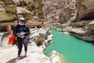 Fra Muscat: Wadi Shab Adventure, Sinkhole & Fins Beach