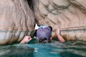 Fra Muscat: Wadi Shab Adventure, Sinkhole & Fins Beach