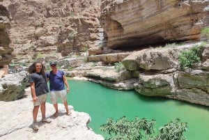 من مسقط: مغامرة وادي شاب، ومغامرة الحفرة وشاطئ الزعانف