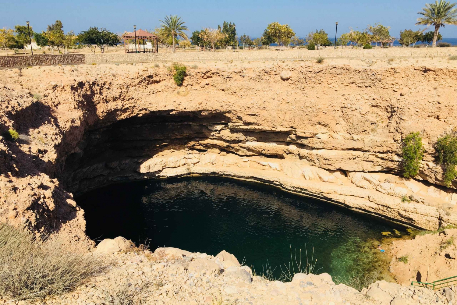 Vanuit Muscat: Wadi Shab en Bimmah Sinkhole Dagtrip