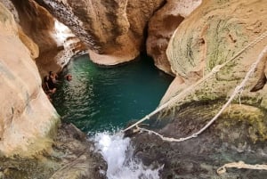 Desde Mascate: Excursión de un día a Wadi Shab y el sumidero de Bimmah