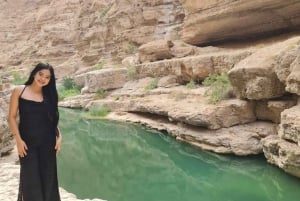 Desde Mascate: Excursión de un día a Wadi Shab y el sumidero de Bimmah