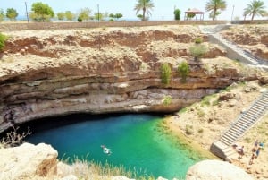 Desde Mascate: Excursión de un día a Wadi Shab y el sumidero de Bimmah