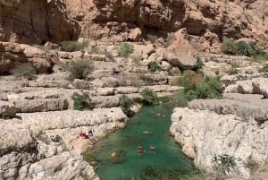 Mascate: Excursión de día completo a Wadi Shab y el sumidero de Bimmah con almuerzo