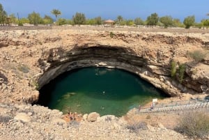 Muscat: Wadi Shab & Bimmah Sinkhole Dagvullende tour met lunch