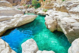 Экскурсия из Маската: Вади-Шаб и природный колодец Бимма