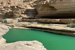 Von Muscat aus: Wadi Shab, Wadi Tiwi, Sink Hall, Private Tour