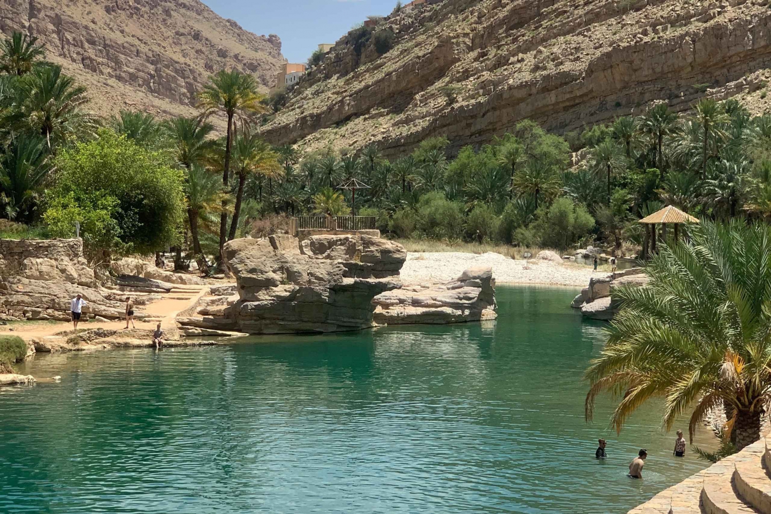 Från Muscat: Wahiba Desert & Wadi Bani khalid Privat rundtur