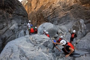 Excursão de aventura de dia inteiro pelo Snake Canyon (Jebel Shams)