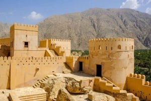 Ganztägiger Ausflug zum Wadi Abyadh-Wekan Dorf-Nakhal Fort-Hot Spring